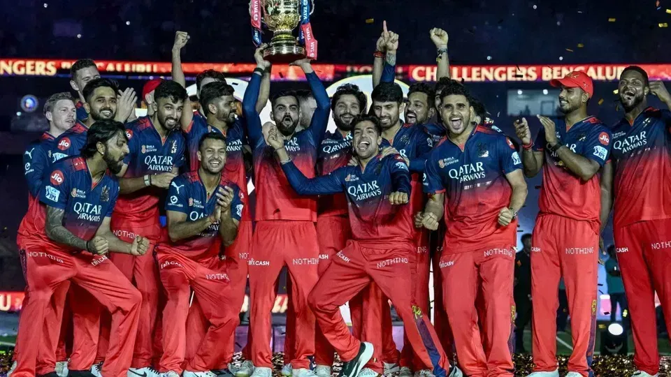 IPL 2026 के लिए RCB की जर्सी को ऑनलाइन और ऑफ़लाइन कहां से खरीदें, कीमत की जानकारी